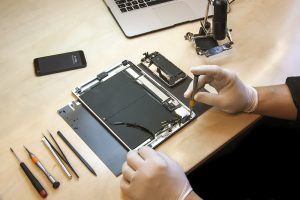 device repair / Difught, Shutterstock