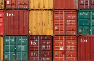 Shipping container / stockstudio, Shutterstock