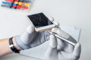 Smartphone repair / vlad_teodor, Shutterstock