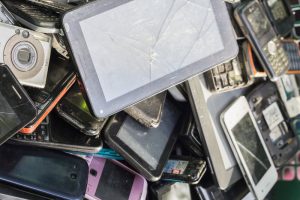 E-scrap mobile devices / liam1949, Shutterstock