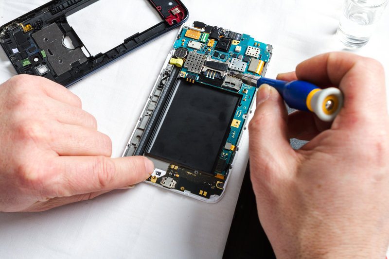 cellphone repair / Creative_Photo_Corner, Shutterstock