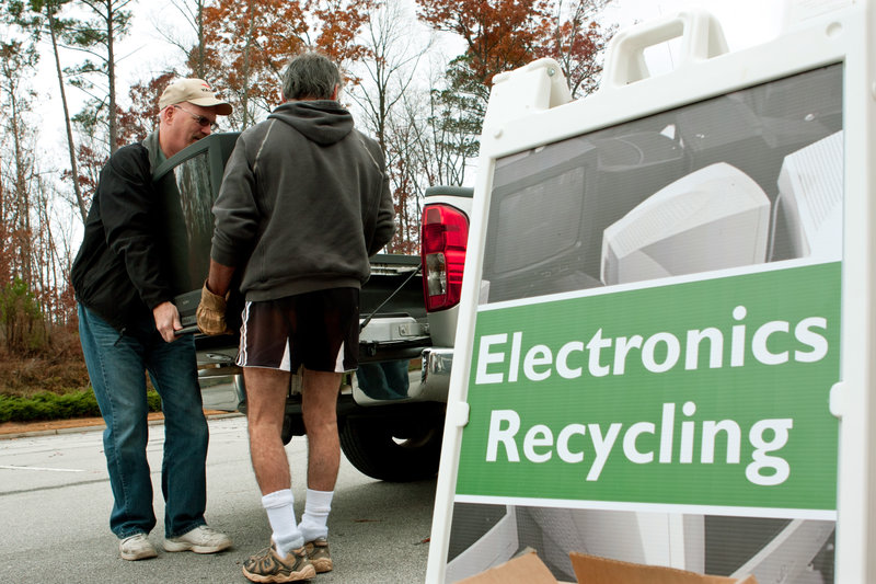 tv recycling / BluIz60, Shutterstock