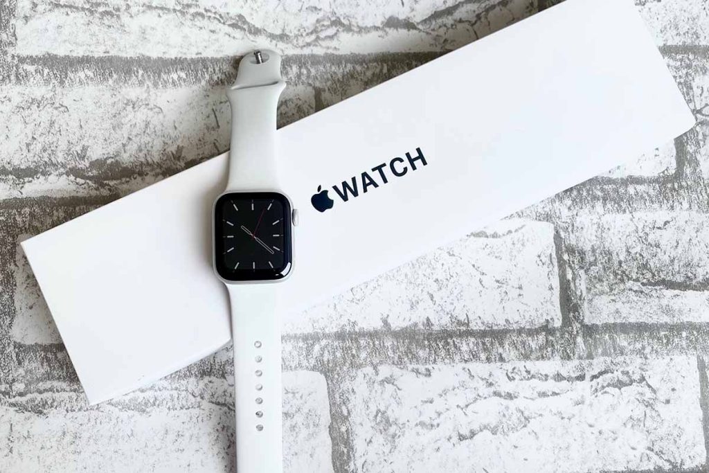 Apple Watch ant gaminio dėžutės.