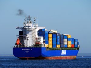 Shipping / alan_smillie, Shutterstock