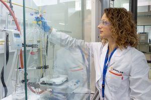 AIMPLAS scientist working in the lab.