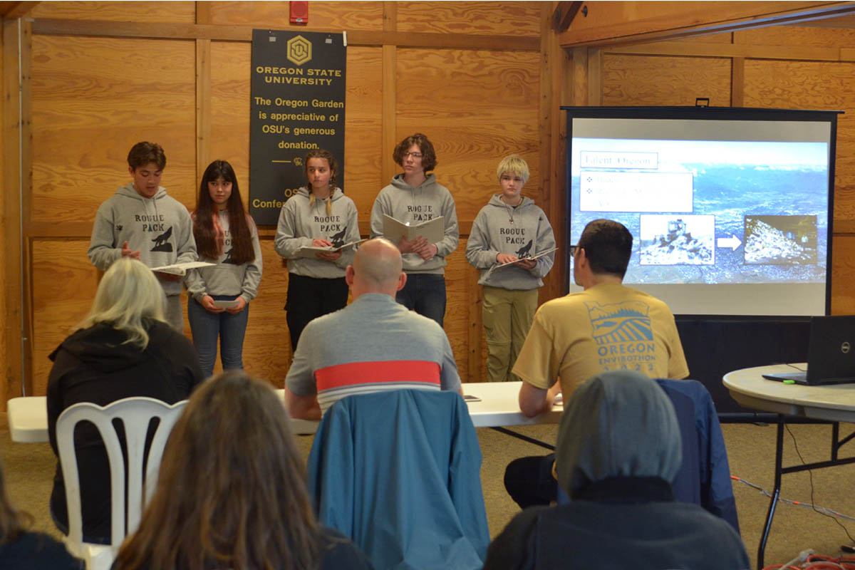 Studentų komanda "Nesąžiningų rinkinys" pristatymas 2022 m. Oregono aplinkos renginyje.