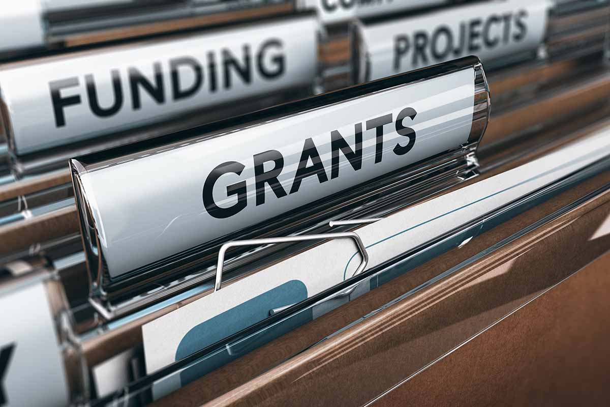 Folders showing grants, projects and funding titles.