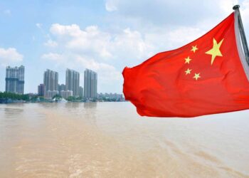 Chinese flag with the Yangtze River in background.