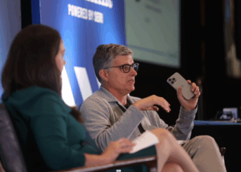 Apple talks device repair at industry summit