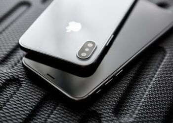 A look at the innards of iPhone X