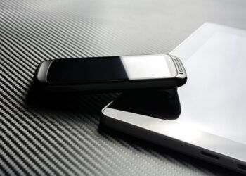 Smartphone sales grow as PC and tablet shipments fall