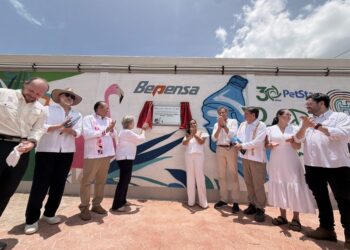 Bottlers open recycling center on Mexican isle